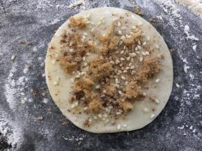 撒上芝麻肉松五香粉