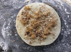 撒上芝麻肉松五香粉