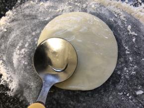 案板擦粉，取饺子皮，抹油