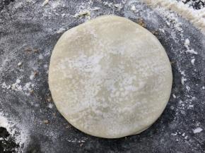 再去一张饺子皮盖住，重复步骤