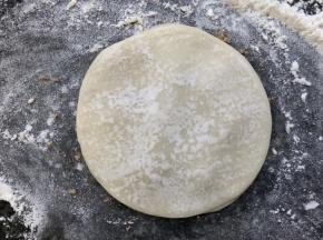 再去一张饺子皮盖住，重复步骤