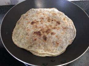 平底锅不加油，小火加热，放入饺子皮，两面金黄即可