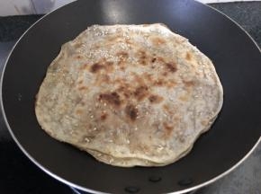 平底锅不加油，小火加热，放入饺子皮，两面金黄即可