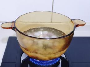 锅中加入水烧开，将菜谱圆子下锅，中火煮熟！当圆子漂浮上来时，倒入一勺水，反复两次，这样丸子煮的比较透！