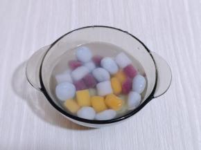 煮熟后捞出，放入冷水碗中浸泡。