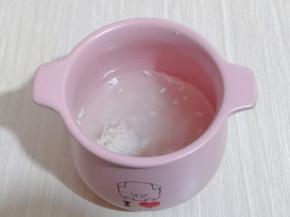 锅中加入1碗水，倒入酒酿。（水量可以增减）