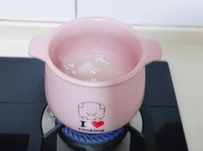 上煤气将其烧开。