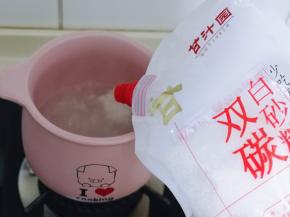 加入白砂糖，糖的量按个人口味放！烧开转小火5分钟！