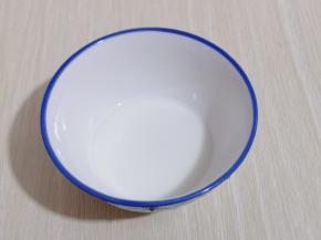 玉米淀粉放入碗中，加入纯净水调成芡水。