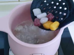 将煮熟的彩色圆子放入酒酿锅中。