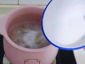 烧开后倒入玉米淀粉水，烧开，用便宜快速搅拌！使淀粉均匀勾芡！