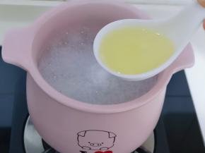 倒入蛋白用便宜搅拌均匀即可关火！