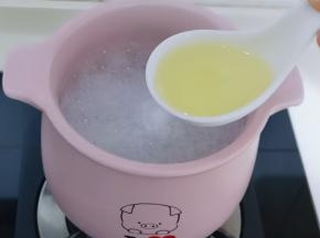 倒入蛋白用便宜搅拌均匀即可关火！