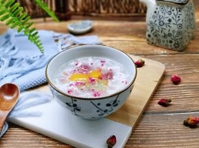 盛出，撒上玫瑰花！
