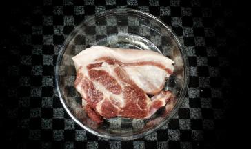 半肥瘦猪肉洗干净用盐腌5分钟，再冲洗干净切成块