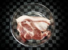 半肥瘦猪肉洗干净用盐腌5分钟，再冲洗干净切成块