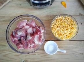 玉米粒清洗干净备用