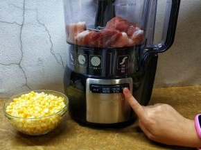 将肉放入料理机上，按点动切碎功能。