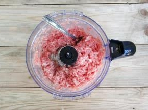 切菜比烧菜费力气，汉美驰这款料理机真是解放美厨娘双手的神器，速度快、易清洗、绞的肉馅又细腻，点动切碎功能可以自由控制粗切或细切，密封的搅拌杯有效防止食物溢出，绞肉这难事现在小朋友也可以轻松搞定啦。