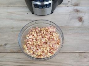 因为家里小屁孩喜欢吃玉米，所以肉末和玉米比例是1:1的
