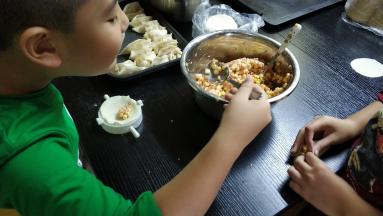 小屁孩们积极自己动手包制，各种奇形怪状都有