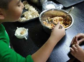 小屁孩们积极自己动手包制，各种奇形怪状都有