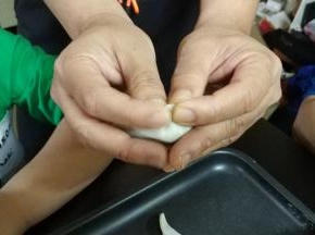 户主看不下去，亲自示范