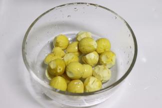 栗子用剪刀剪开十字，用热水烫过，晾温后就可以轻松的剥开栗子了