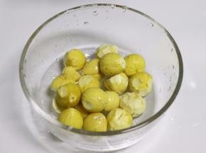 栗子用剪刀剪开十字，用热水烫过，晾温后就可以轻松的剥开栗子了