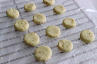 栗子煮熟，压成泥，分成12份，一个约10克，做成栗子小饼。