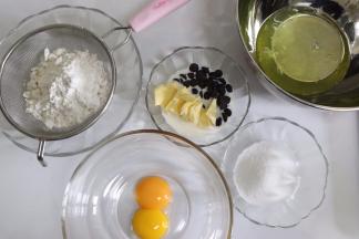 准备好所有的食材，蛋白和蛋黄分蛋到俩个干净无水无油的盆中。预热烤箱上下火170度。