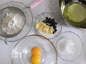 准备好所有的食材，蛋白和蛋黄分蛋到俩个干净无水无油的盆中。预热烤箱上下火170度。