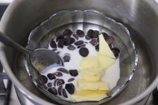 其中巧克力牛奶黄油，隔50度左右的热水，融化成液体，搅匀，并保温待用。