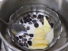 其中巧克力牛奶黄油，隔50度左右的热水，融化成液体，搅匀，并保温待用。