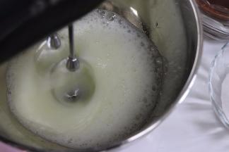 蛋白打散，出现大的气泡的时候，加入1/3的细砂糖。