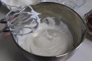 打发到出现纹路的时候，加入剩余的1/2白砂糖，剩余的糖一会打蛋黄的时候加入。直达打发到拉起打蛋器出现直立的小尖角即可。