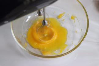 蛋黄加入剩余的细砂糖，打发。