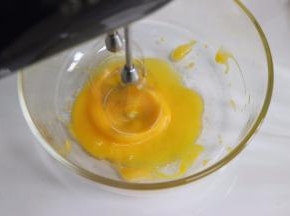 蛋黄加入剩余的细砂糖，打发。