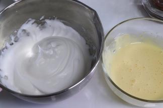 直到蛋黄发白，且略蓬松即可