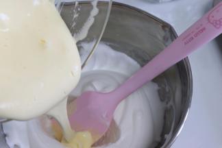 取一部分蛋白和蛋黄混合均匀，再倒入到蛋白盆中，翻拌均匀。