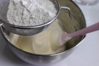 翻拌均匀的蛋糊是有关泽且细腻的，筛入低筋面粉，继续翻拌均匀。