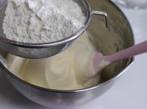 翻拌均匀的蛋糊是有关泽且细腻的，筛入低筋面粉，继续翻拌均匀。