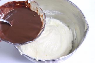 保温的巧克力奶液再搅拌匀一下，借助刮刀淋撒到面糊上。