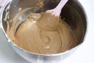 翻拌均匀，手法是翻拌的方式，不可以打圈，以免消泡。