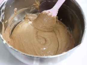 翻拌均匀，手法是翻拌的方式，不可以打圈，以免消泡。