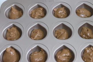 倒入刷了黄油的模具中，刷油是为了更好的脱模。倒入大约1/3多一点就可以。