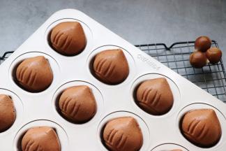 出炉放到晾网上，不烫手，就可以脱模了。