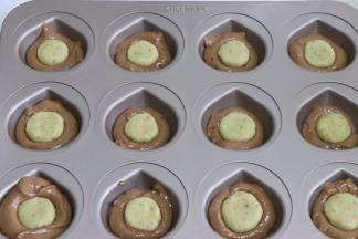 放入制作好的栗子泥饼，稍微压一下。