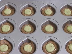 放入制作好的栗子泥饼，稍微压一下。