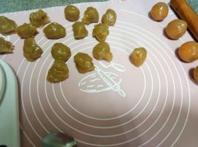 油皮材料放面包机里揉着，一个揉面程序就差不多了，如果感觉膜不够结实，就再来一个程序。揉好之后放保鲜袋醒着。油酥材料混合均匀后装保鲜袋先放冰箱冷藏。先来分馅料。莲蓉分成25克一个。